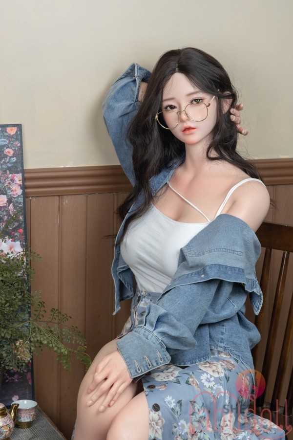 真っ白な肌の美しい アダルト 人形