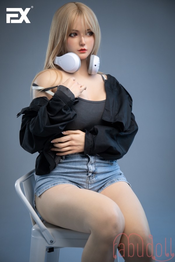 豊満な体型の美少女 G-Cup セックスドール