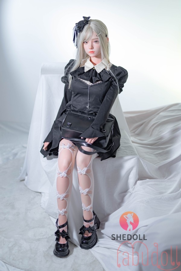 白い肌を持つ美しい少女 ドール 等身 大